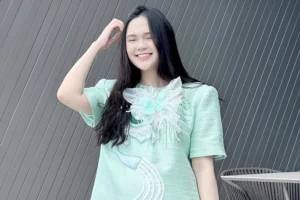 Về Xuất Thân và Sự Nghiệp